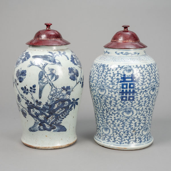 <b>Zwei blau-weiß dekorierte Deckelvasen aus Porzellan, u. a. mit 'Shuangxi'-Dekor</b>