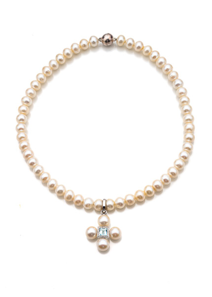 <b>A FRESH-WATER CULTURED PEARL NECKLACE WITH A WHITE GOLD PENDANT</b>