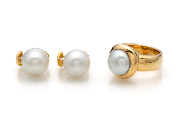 <b>A PAIR OF EARRINGS AND A RING WITH SOUTH SEA CULTURED PEARLS</b>