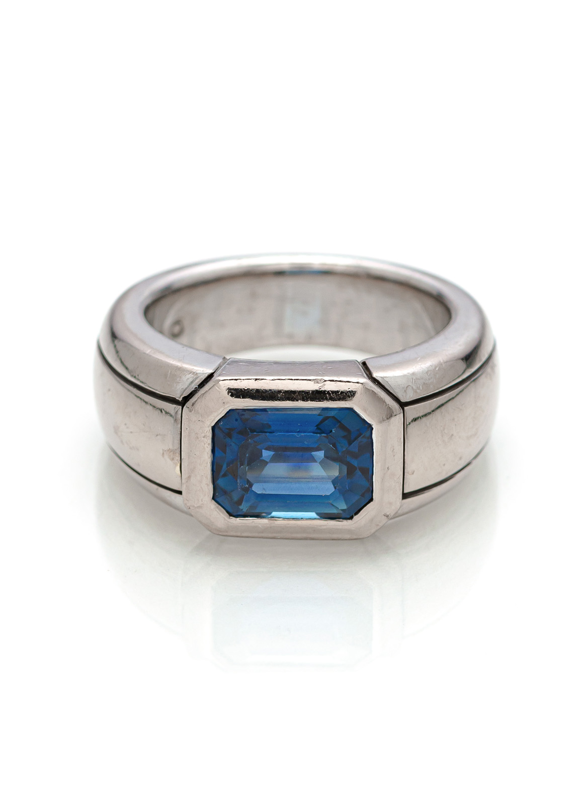 <b>A SAPPHIRE AND GOLD RING</b>