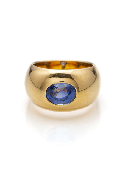 <b>A SAPPHIRE AND GOLD RING</b>