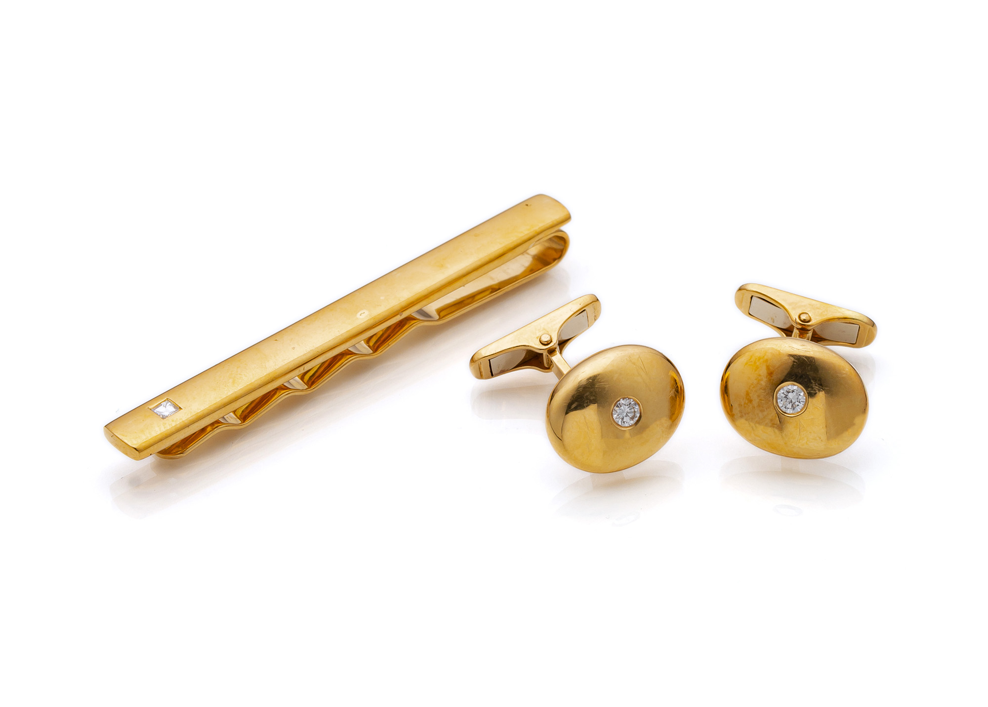 <b>A PAIR OF CUFF LINKS AND A TIE CLIP</b>