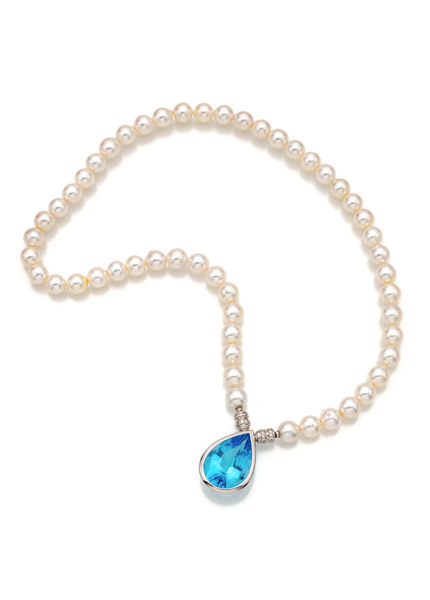 <b>A FRESH WATER PEARL NECKLACE</b>