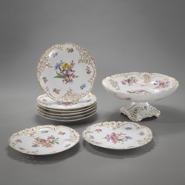 <b>A NYMPHENBURG FOOTED DISH AND 8 PLATES</b>