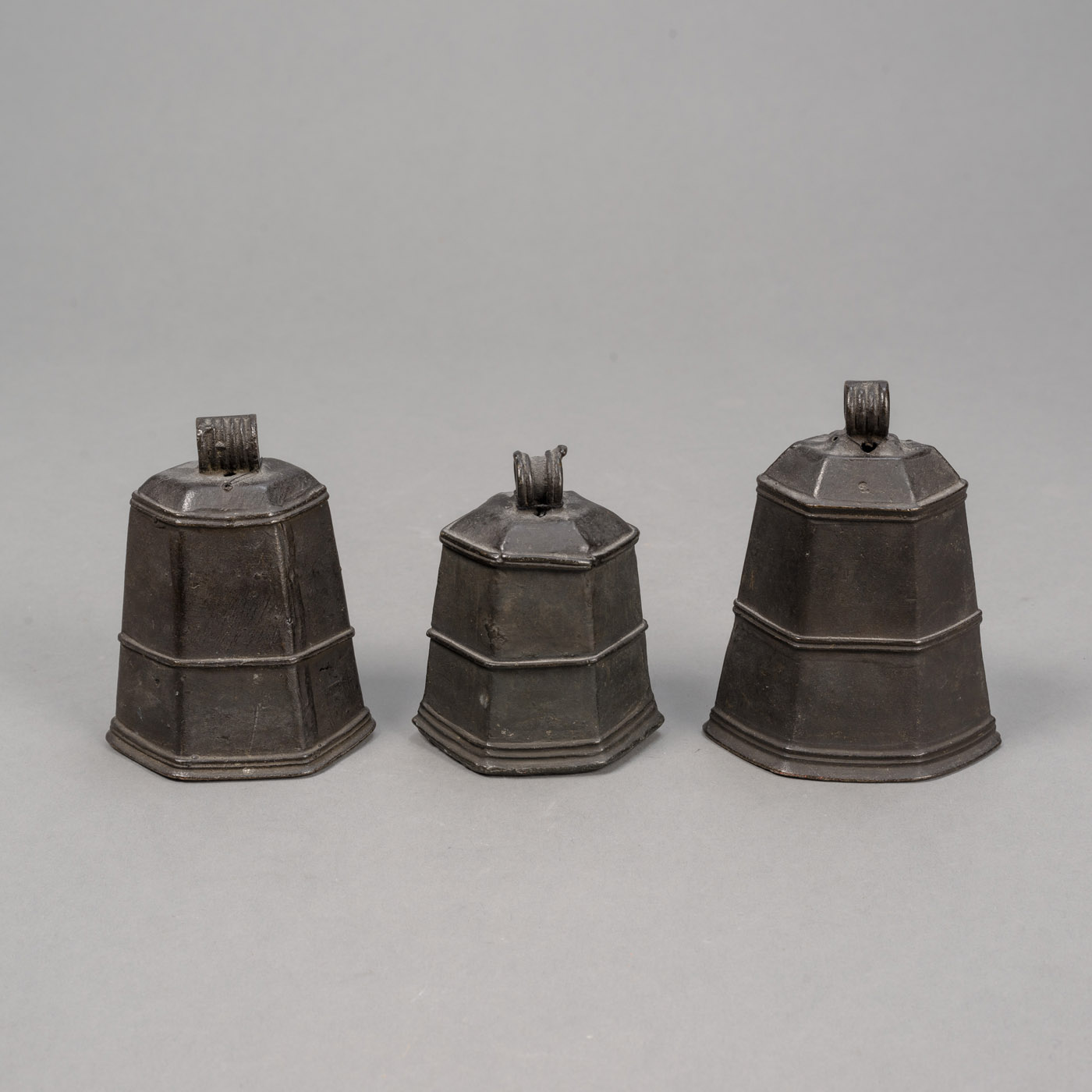 <b>Drei hexagonale Glocken aus Bronze</b>