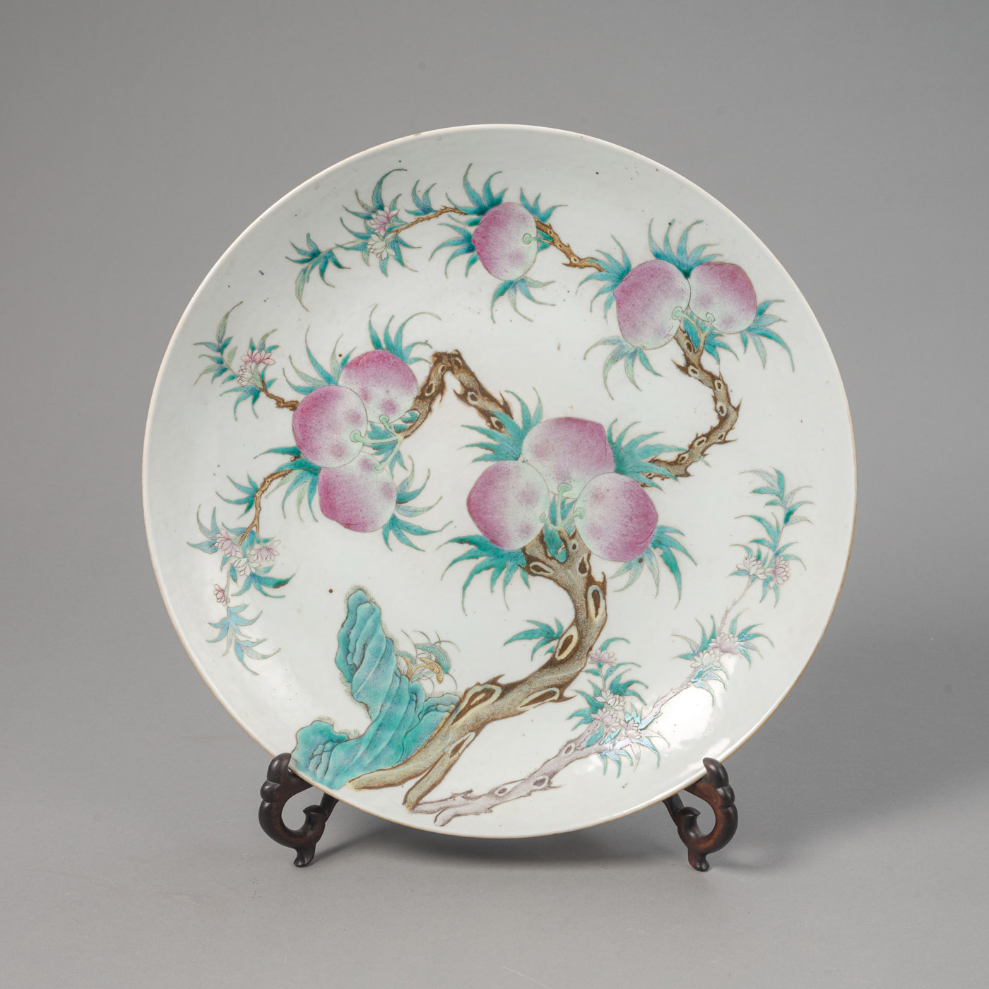 <b>A LARGE FAMILLE ROSE 'NINE PEACHES' PLATE</b>
