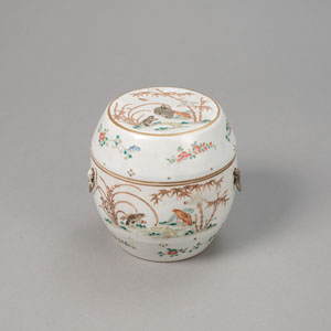 <b>A 'FAMILLE ROSE' PORCELAIN POT AND COVER DEPICTING SWALLOW AND ROOSTER</b>