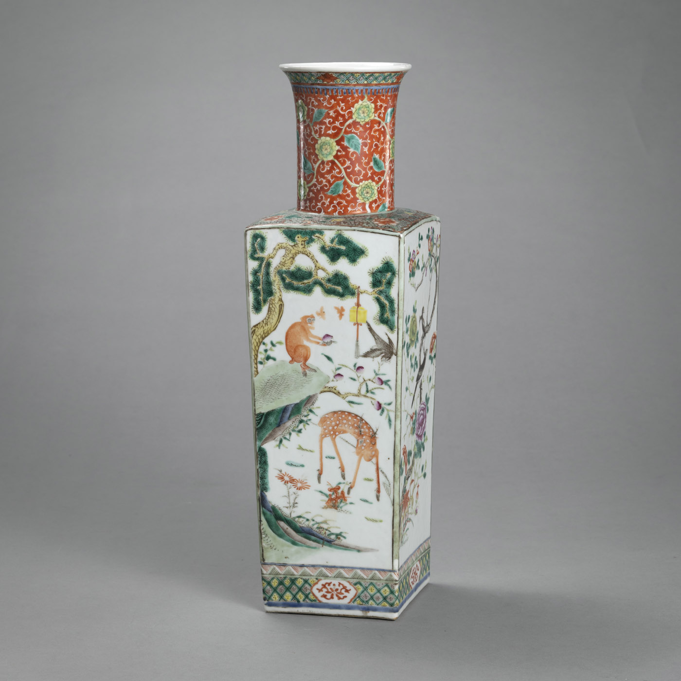 <b>'Famille verte'-Vierkantvase mit zylindrischem Hals, dekoriert mit Blumen- und Vogeldekor</b>