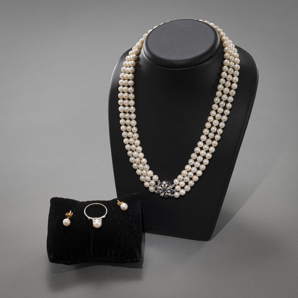 <b>A THREE ROW CULTURED PEARL NECKLACE WIHT SAPPHIRE AND DIAMOND WHITE GOLD CLASP</b>