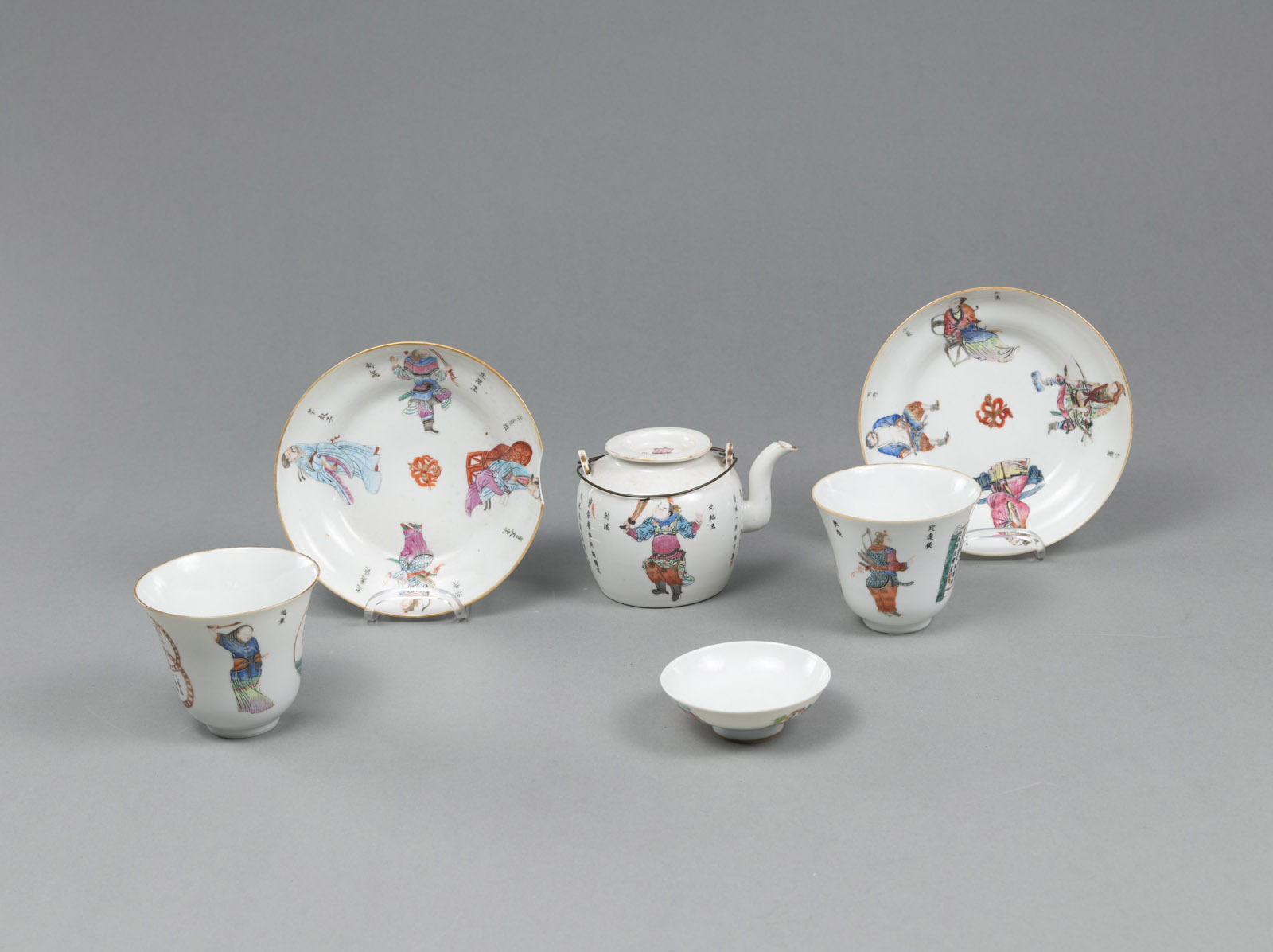 <b>A FAMILLE ROSE TEAPOT, TWO TEA CUPS WITH SAUCERS AND A SINGLE COVER</b>