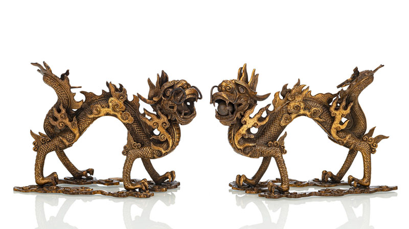 <b>Paar feuervergoldete Drachen aus Bronze in feiner Ausarbeitung auf Wolken stehend</b>