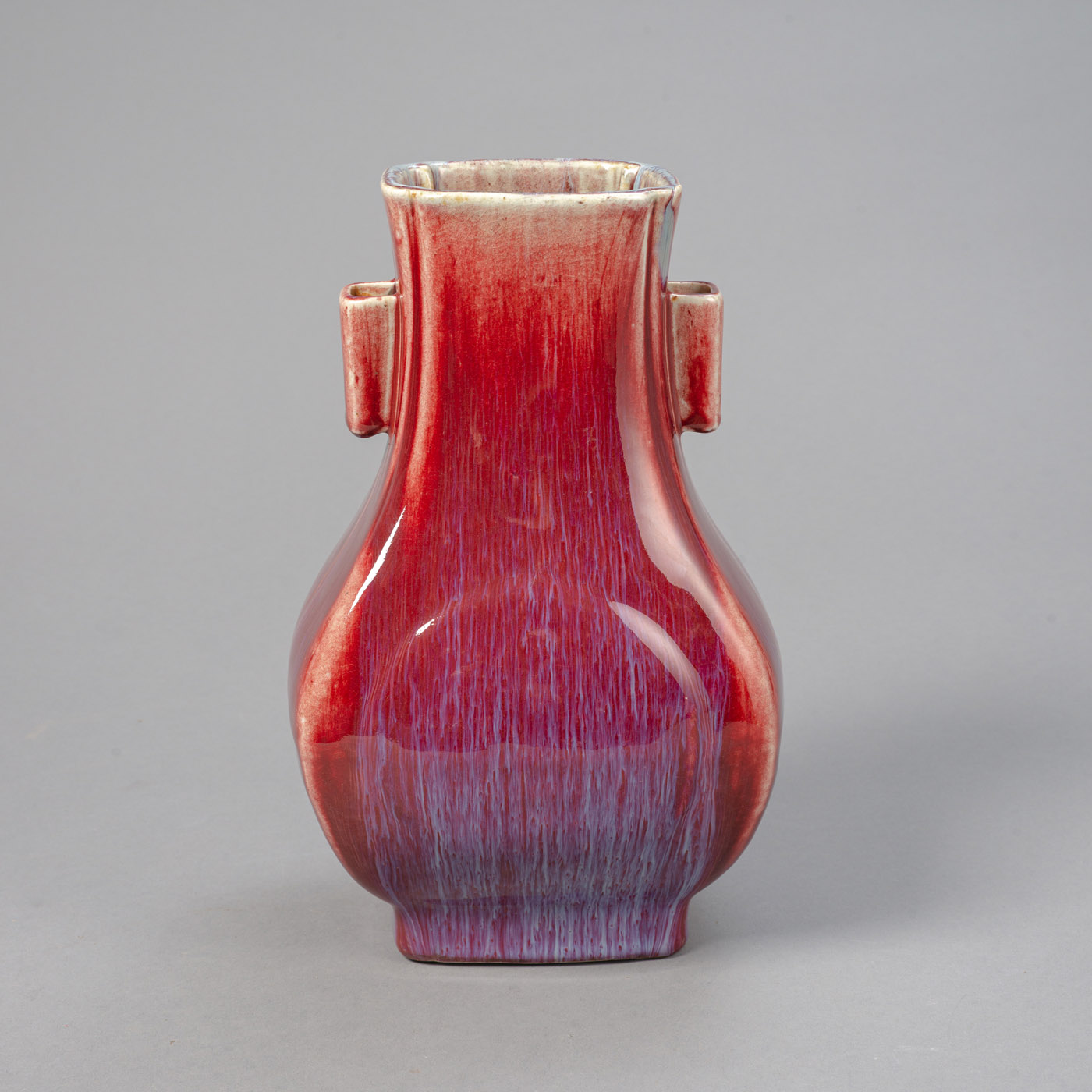 <b>'Hu'-förmige Vase mit Flambé-Glasur und zwei seitlichen Handhaben</b>