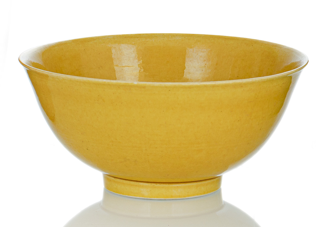 <b>A FINE IMPERIAL YELLOW GLAZED BOWL</b>