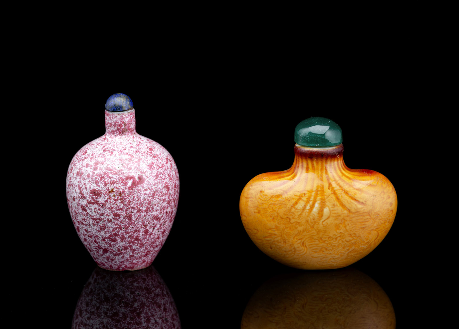 <b>A WHITE AND PURPLE SPLASHED PORCELAIN SNUFFBOTTLE AND A YELLOW-GLAZED POUCH-SHAPED ENGRAVED PORCELAIN SNUFFBOTTLE</b>