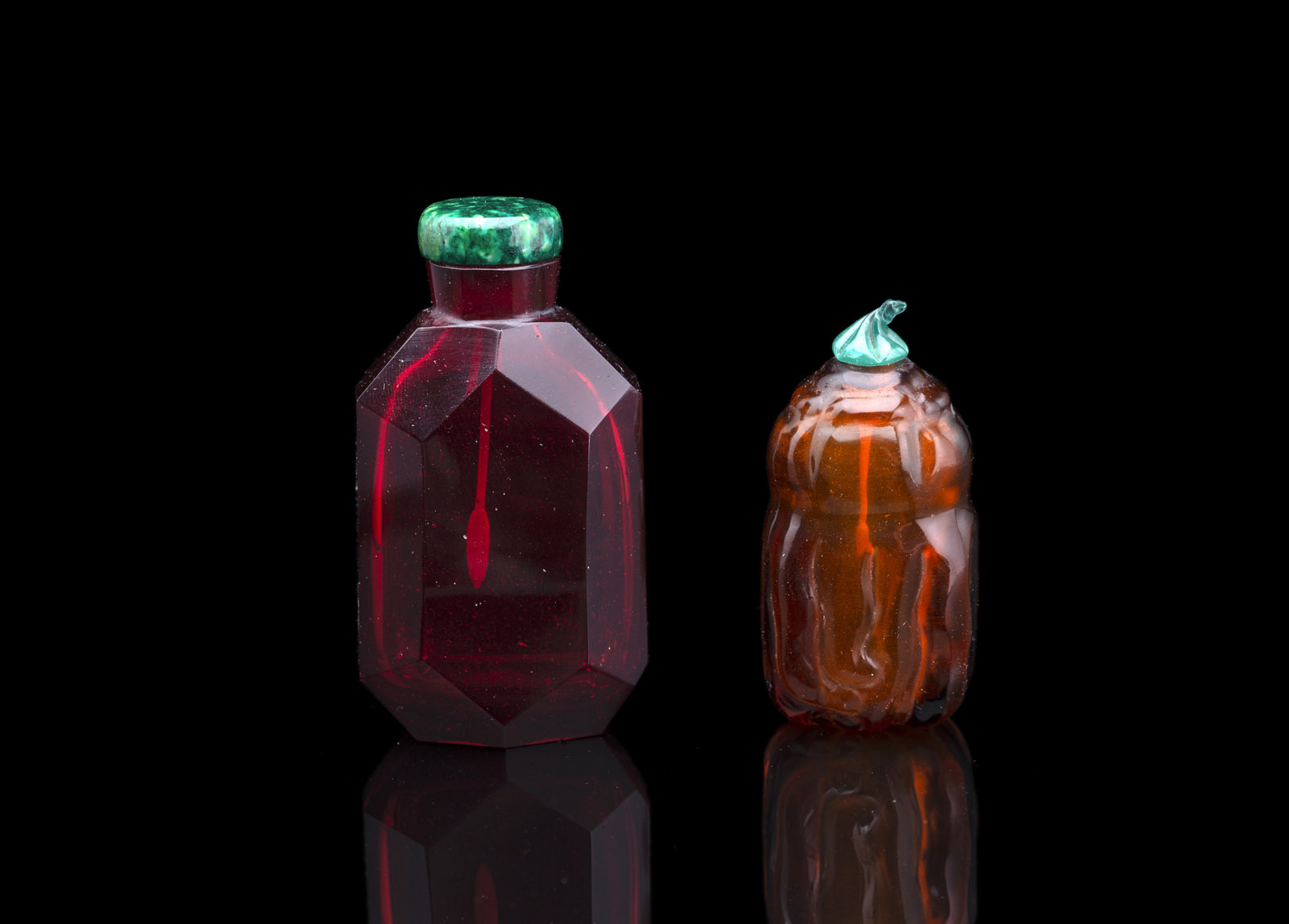 <b>A RUBY-RED GLASS SNUFFBOTTLE AND AN AMBER COLORED SNUFFBOTTLE IN SHAPE OF A FINGER CITRON</b>