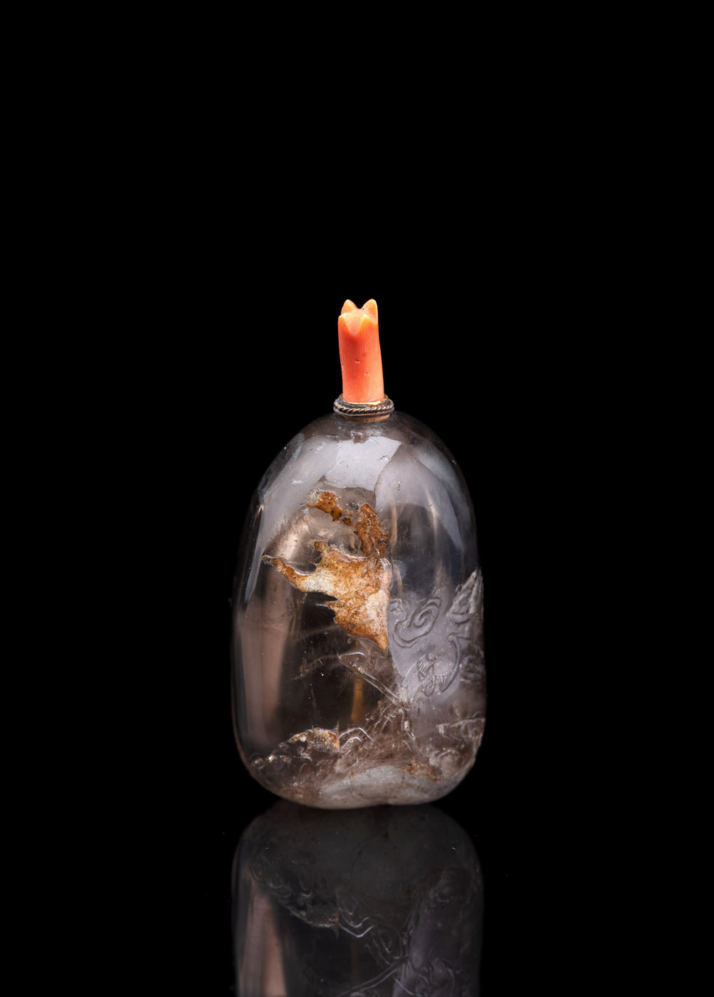 <b>A SMOKE-COLORED PEBBLE-SHAPED CRYSTAL SNUFFBOTTLE WITH BATS AND DEER NEAR CLOUDS</b>