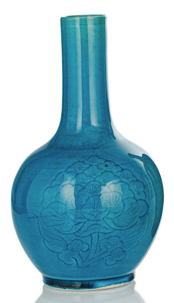 <b>Türkisfarben glasierte Flaschenvase aus Porzellan mit graviertem Päoniendekor</b>