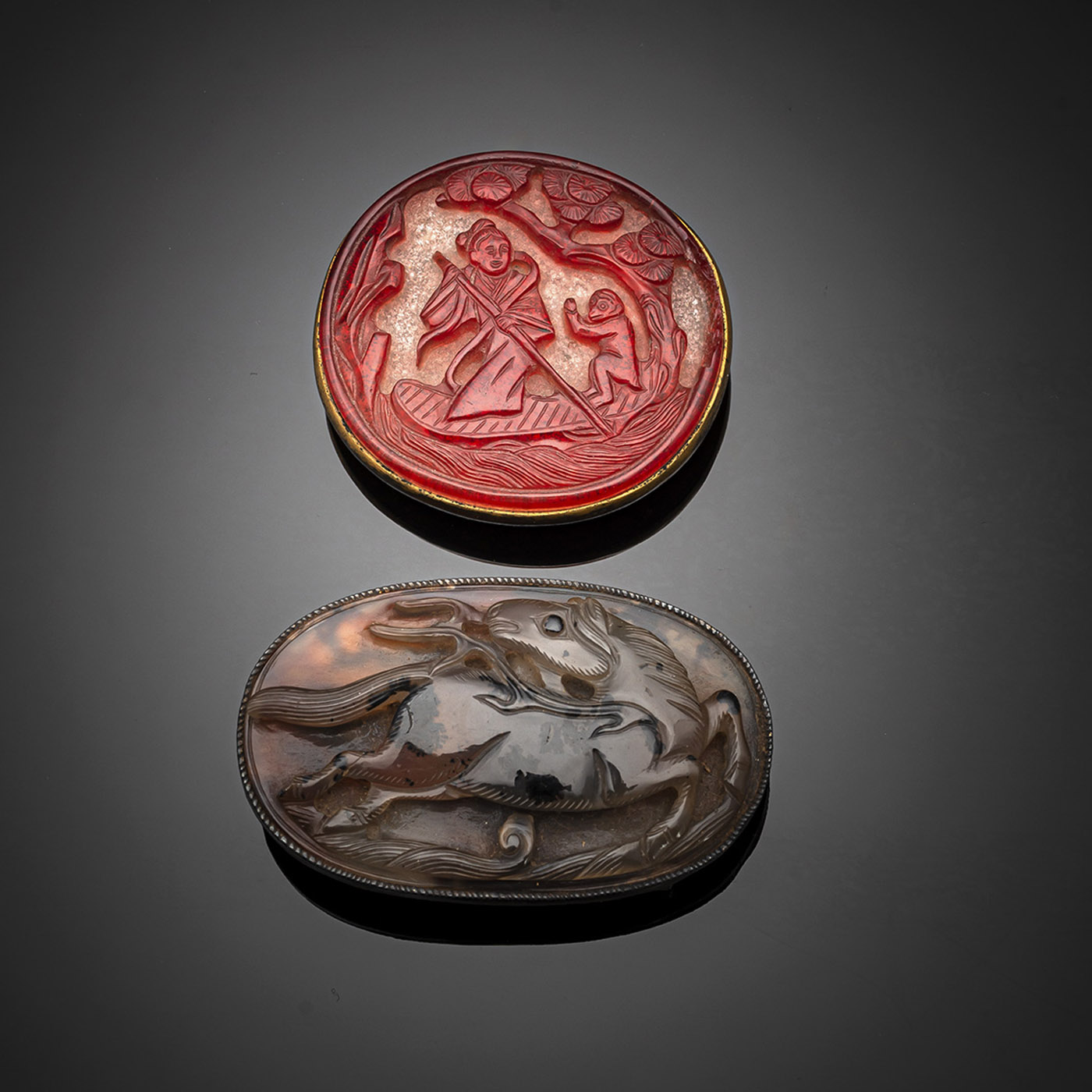 <b>Zwei seltene Gürtelschließen mit Plakette aus Pekingglas bzw. Achat mit Pferdedekor</b>