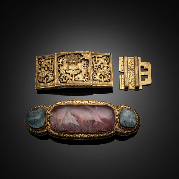 <b>Zwei Gürtelschließen: Feuervergoldete Bronze mit Drachendekor und feuervergoldete Bronze mit Stein-Einlagen</b>