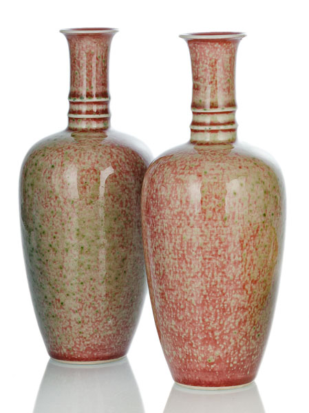 <b>Paar Flaschenvasen mit 'Peachbloom'-Glasur aus Porzellan</b>