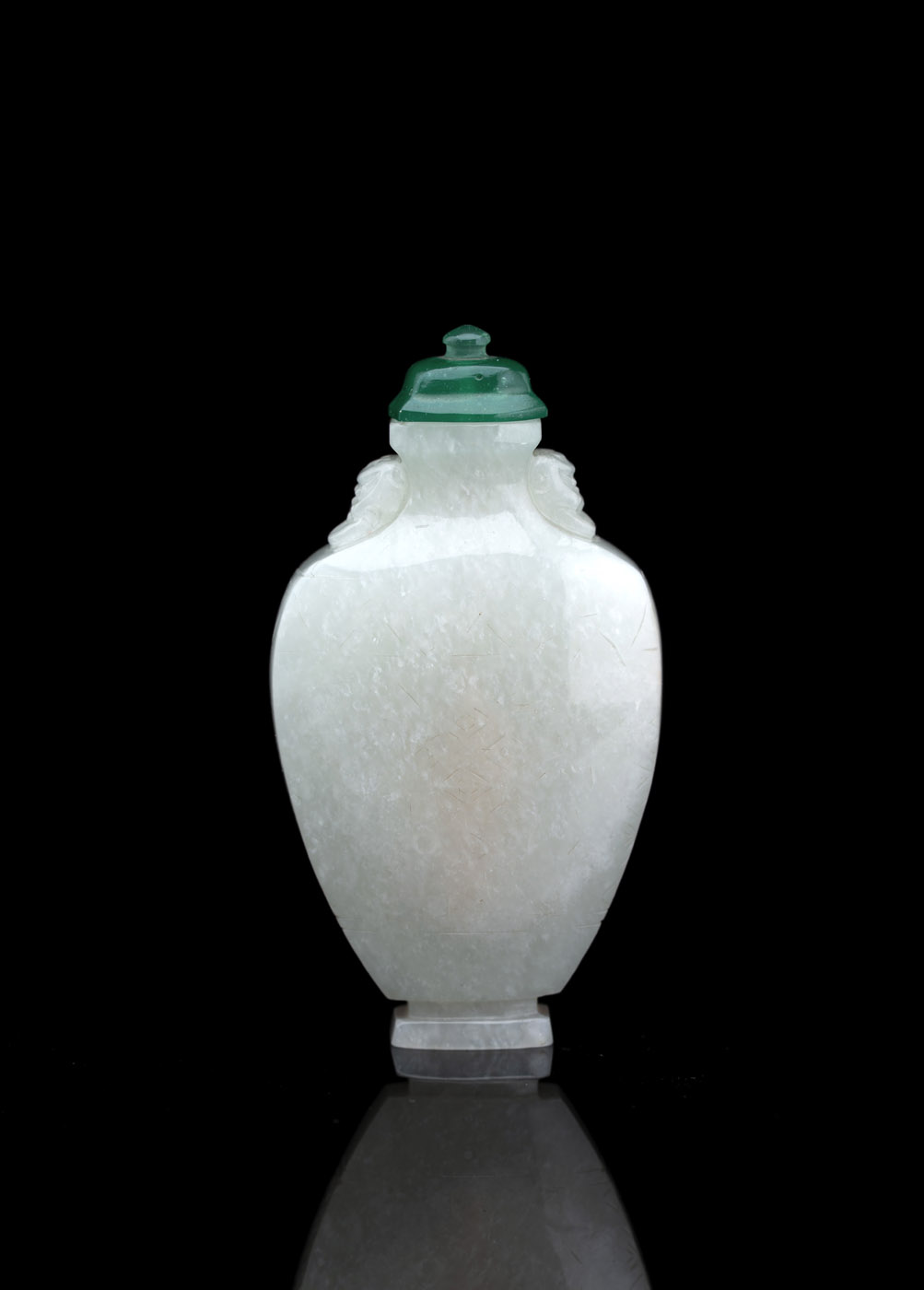 <b>Feine Snuffbottle aus hellgrüner Jade in Form einer Vase im archaischen Stil mit Löwenmaskarons und graviertem Dekor</b>