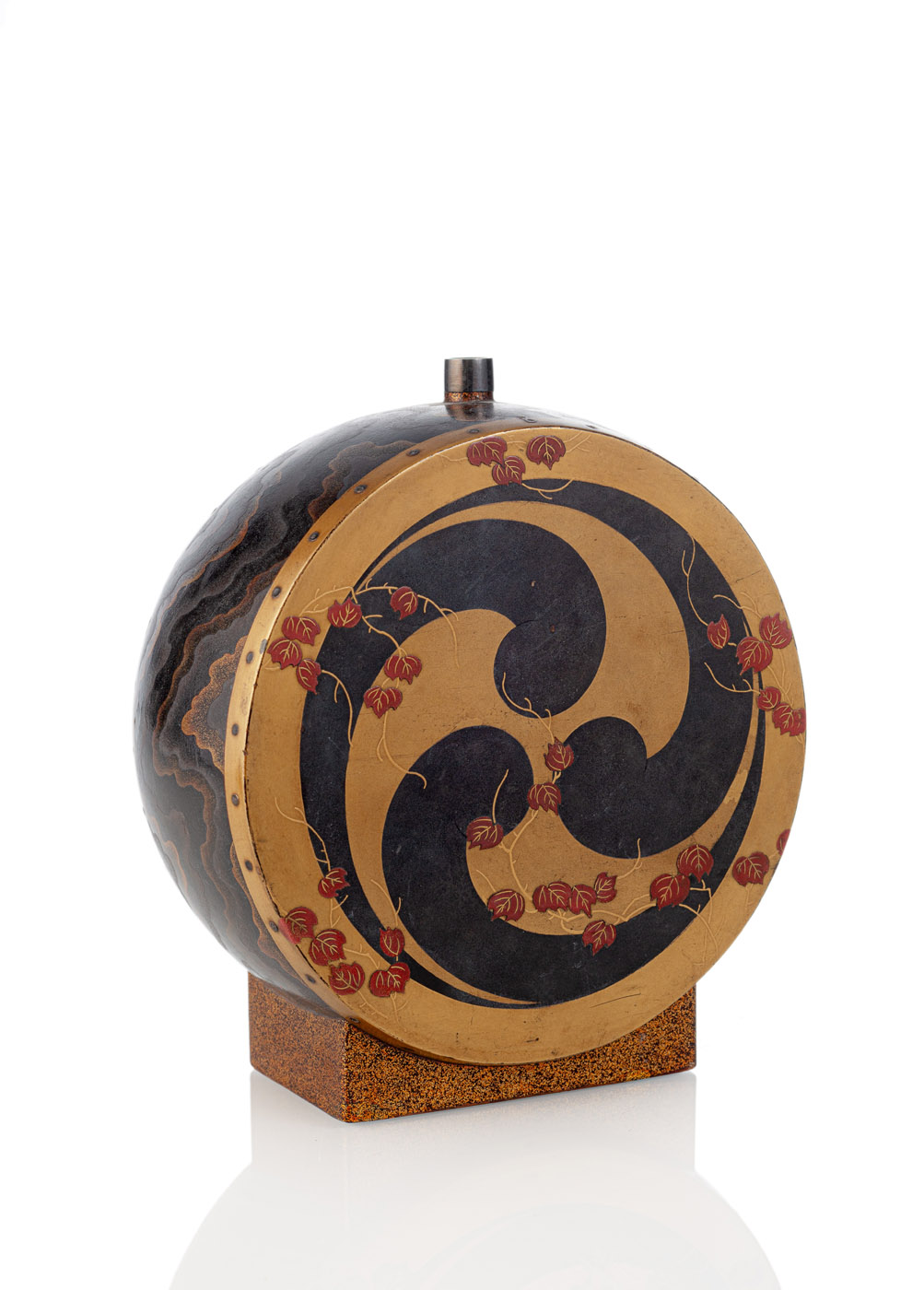 <b>A DRUM-SHAPED LACQUER SAKE BOTTLE WITH MAPLE LEAVES</b>