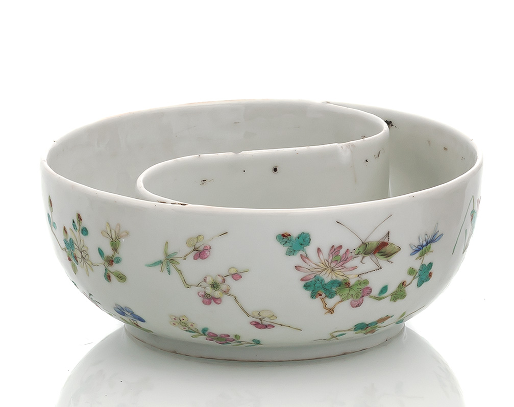 <b>A FAMILLE ROSE PORCELAIN DIVIDED FLOWER AND INSECT BOWL</b>