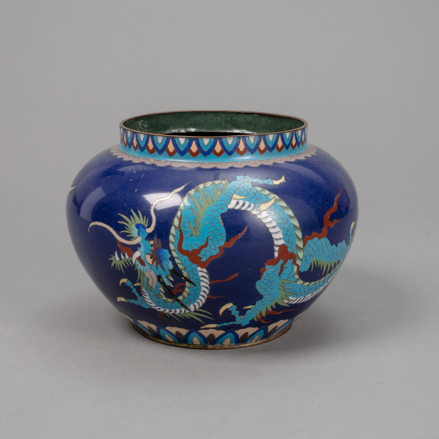 <b>Schultervase mit Cloisonné-Dekor von Drachen</b>