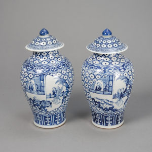 <b>Paar unterglasurblau dekorierte Deckelvasen aus Porzellan</b>