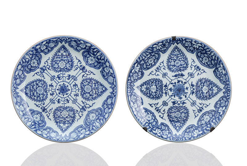 <b>Paar seltene unterglasurblau dekorierte Rundschalen aus Porzellan mit Blütendekor</b>