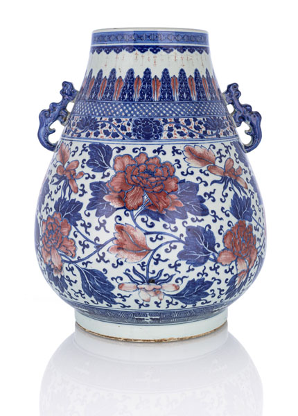 <b>'Hu'-förmige Vase aus Porzellan mit drachenförmigen Handhaben und blau-rotem Lotosdekor</b>