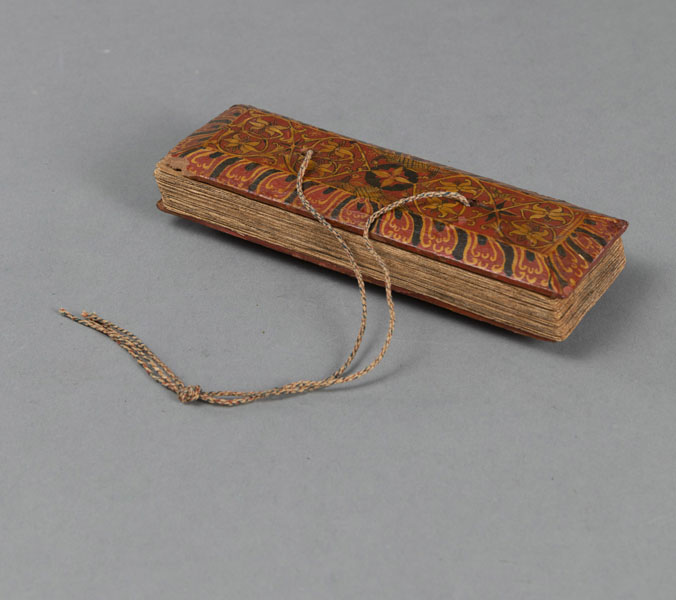 <b>Kleines Palmblatt-Manuskript mit farbig gefassten Holzdecklen, mit Kordel zusammengebunden</b>