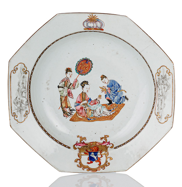 <b>AN OCTAGONAL 'FAMILLE ROSE' FIGURAL PORCELAIN DISH</b>