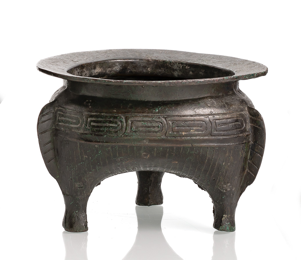 <b>A BRONZE TRIPOD CENSER 'DING' IN ARCHAIC STYLE</b>