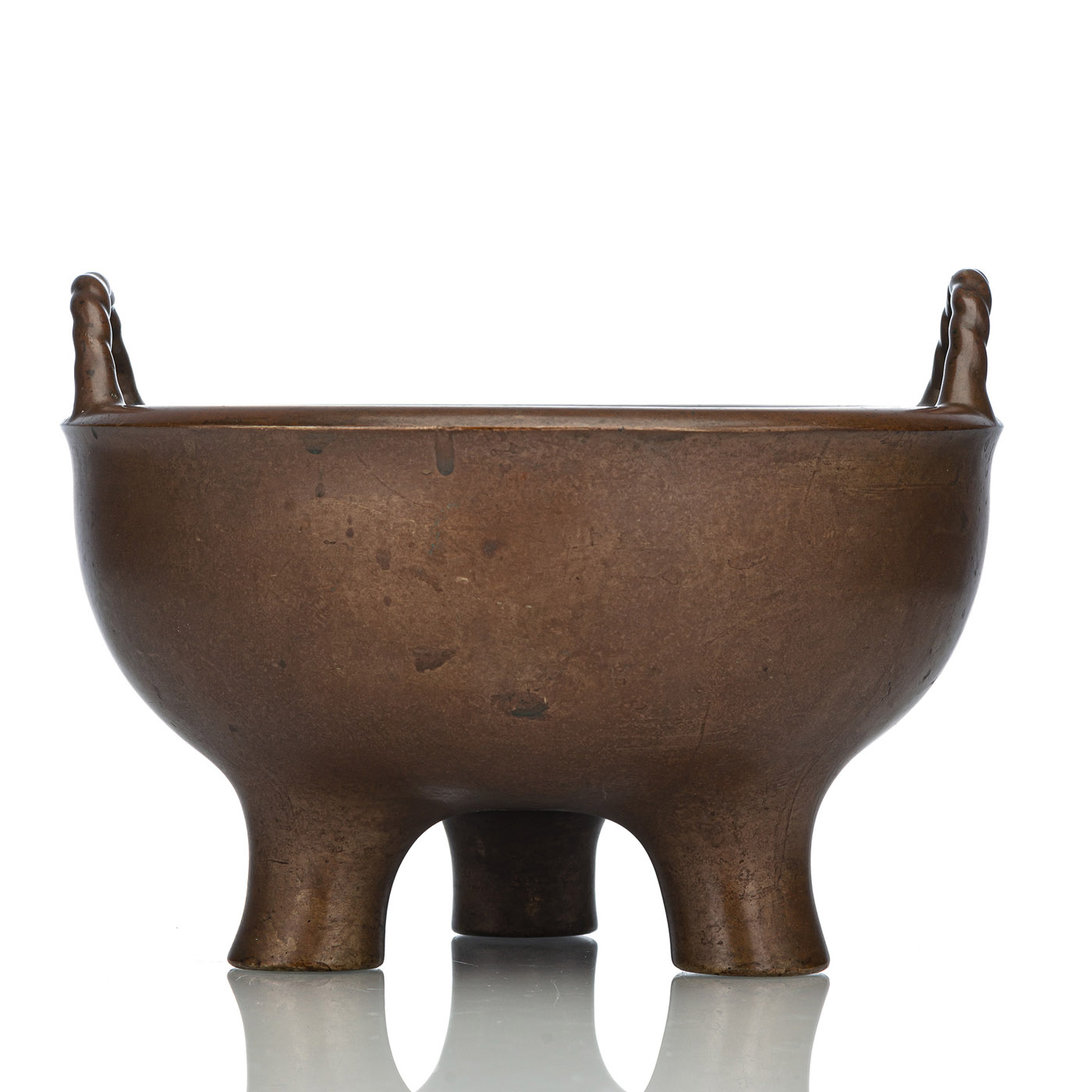 <b>Seltener Weihrauchbrenner aus Bronze auf drei Beinen mit gedrehten Handhaben auf dem Rand</b>
