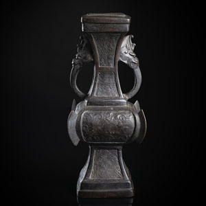 <b>Schwere vierseitige Vase aus Bronze im archaischen Stil mit seitlichen Handhaben</b>
