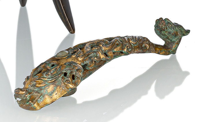 <b>Feuervergoldeter Gürtelhaken im archaischen Stil mit Jade-Einlage in Durchbruch gearbeitet</b>