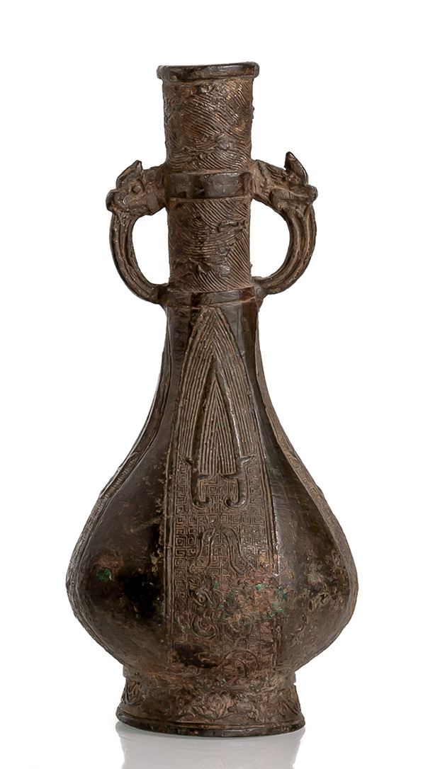 <b>Flaschenvase aus Bronze im archaischen Stil mit zwei seitlichen Handhaben, teils grün korrodiert</b>