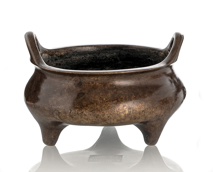 <b>A BRONZE TRIPOD CENSER WITH TWO HANDLES</b>