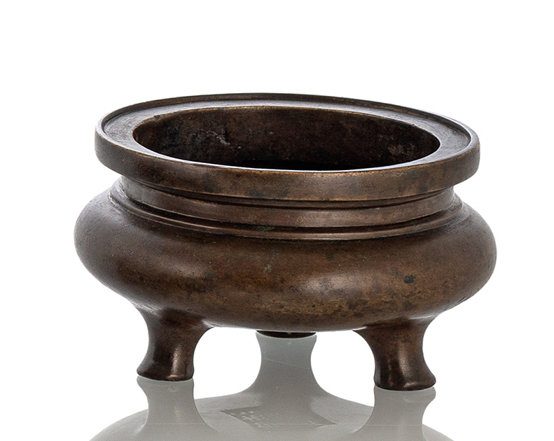 <b>A DING-SHAPED BRONZE TRIPOD CENSER</b>