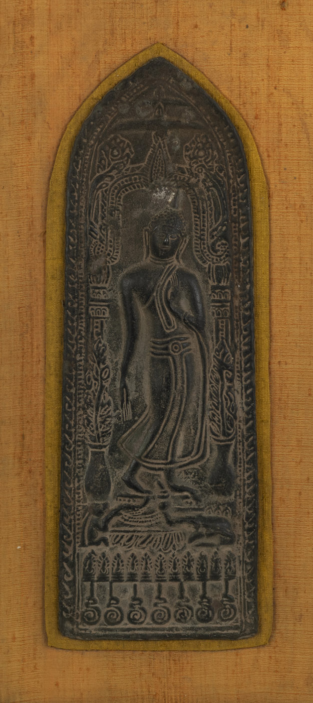 <b>Votivplakette mit Bronzerelief des stehenden Buddha</b>