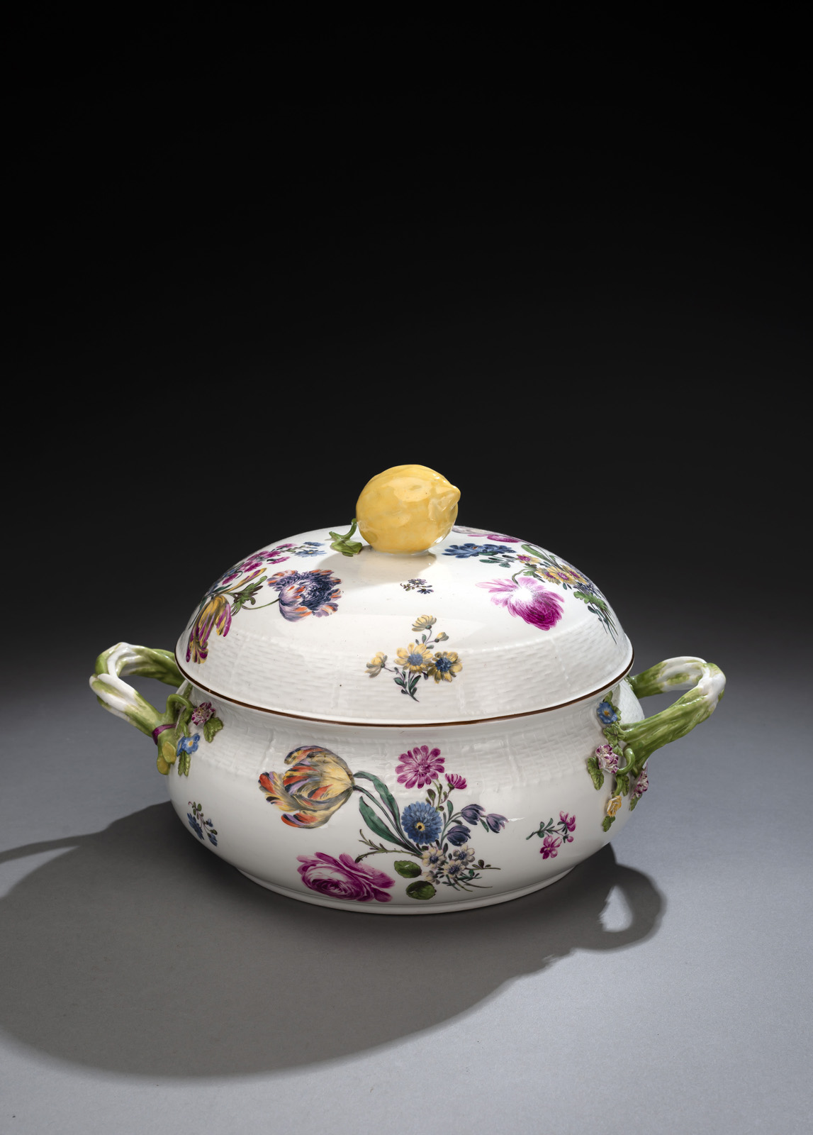 <b>A MEISSEN FLORAL TOOLED TUREEN AND COVER WITH LEMON KNOB</b>