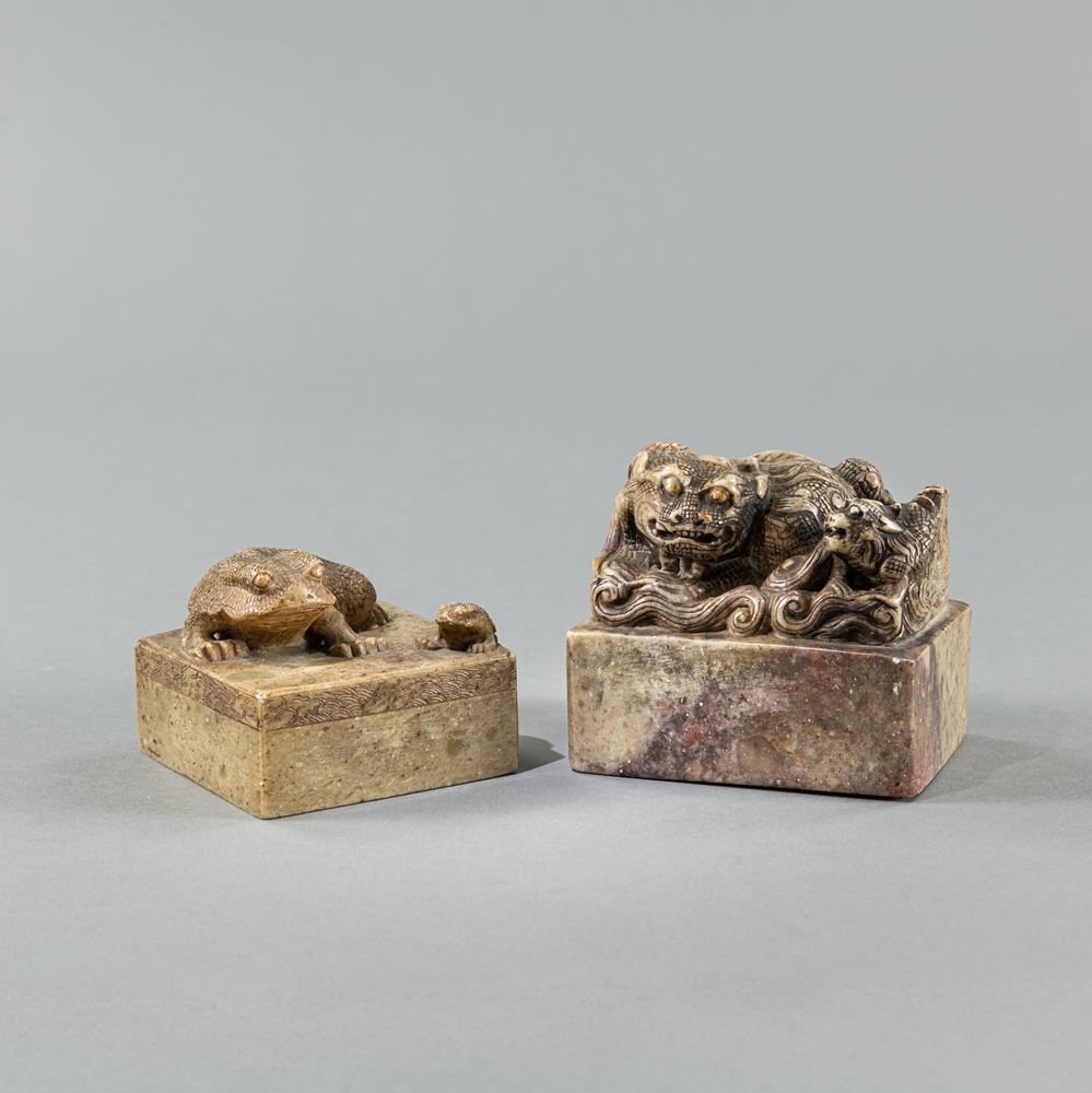<b>TWO SOAPSTONE SEALS WITH SHISHI AND TOAD CARVINGS</b>