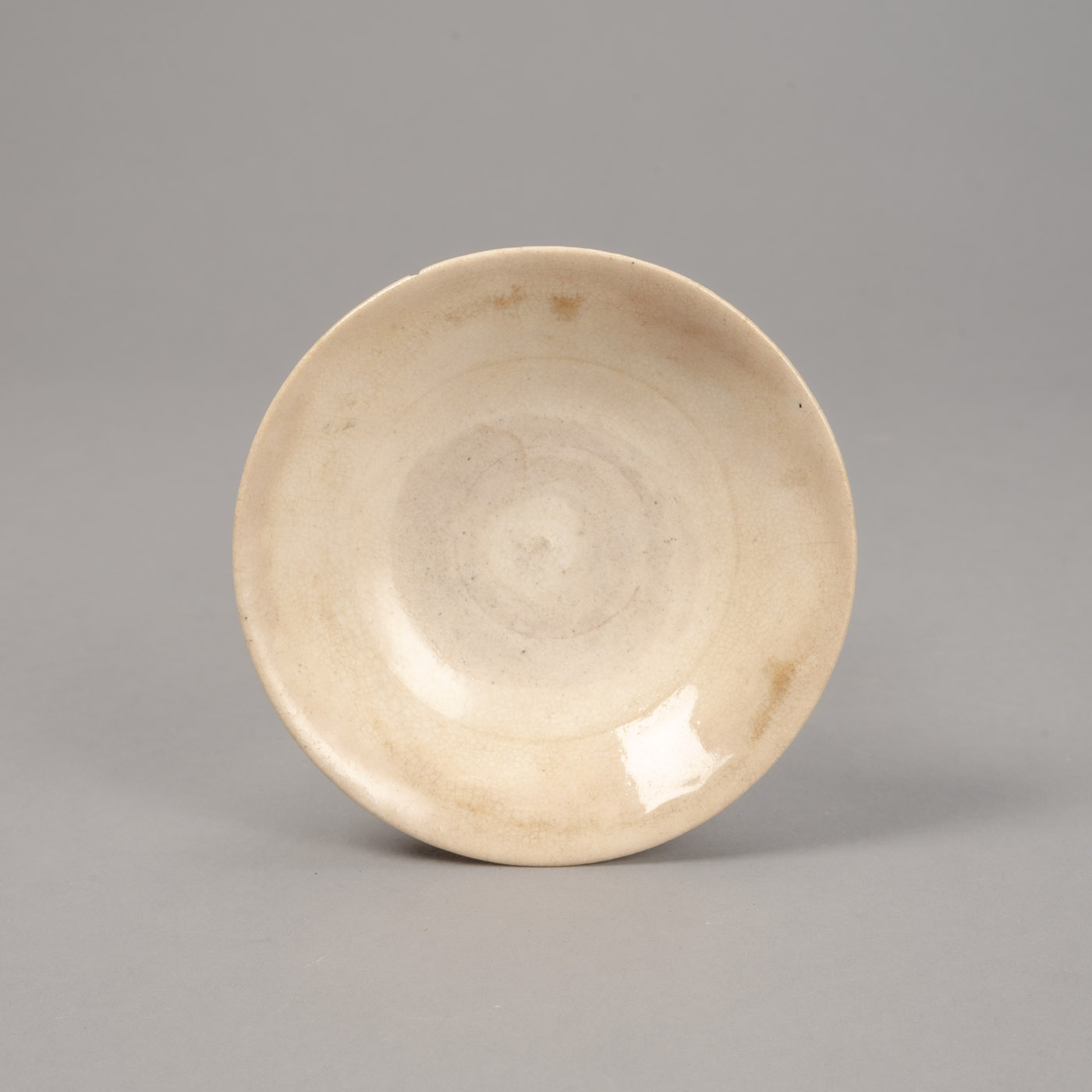 <b>A CREME-GLAZED SHALLOW BOWL</b>