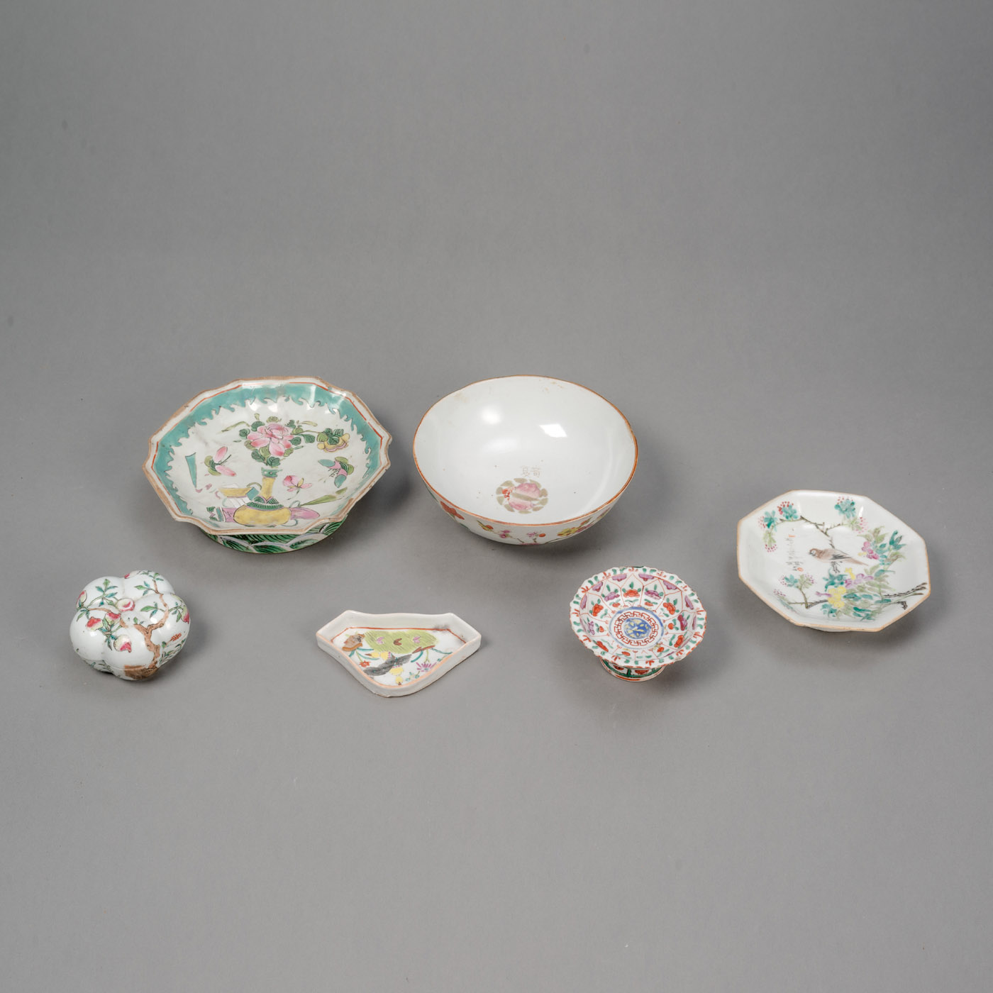 <b>SIX 'FAMILLE ROSE' PORCELAIN BOWLS AND DISHES</b>