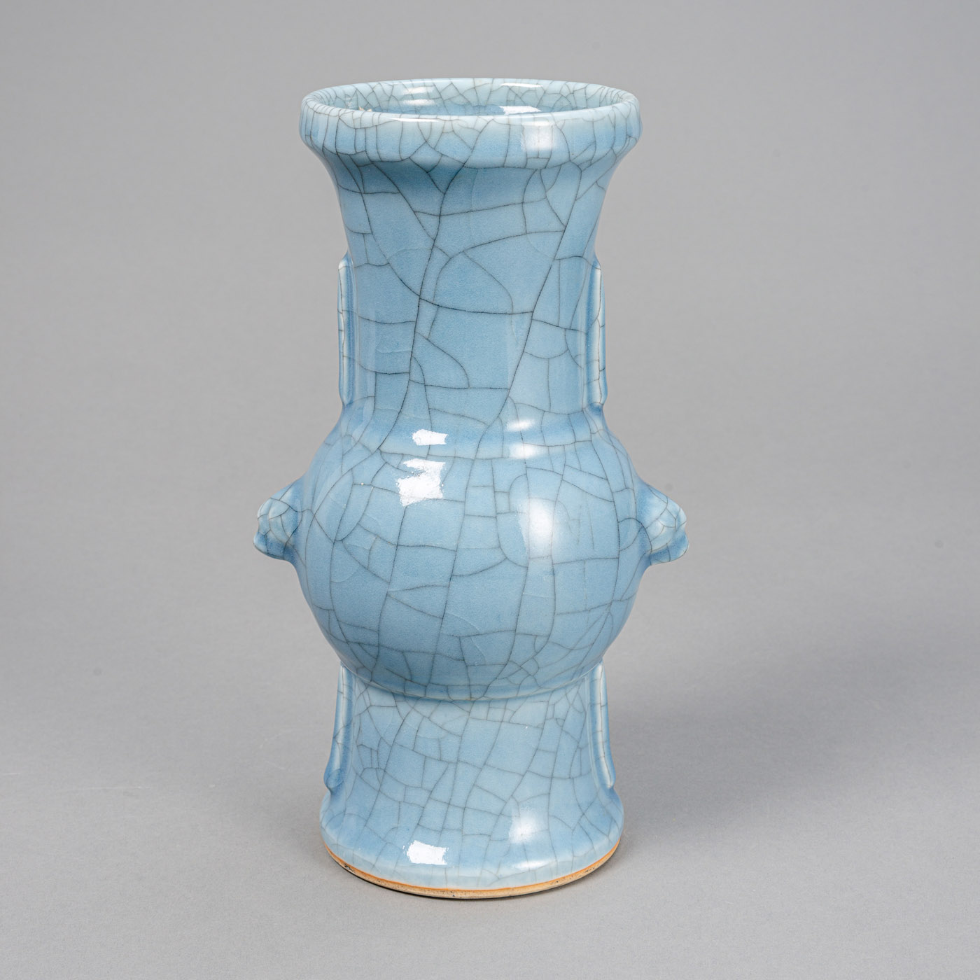 <b>'Gu'-förmige Vase aus Porzellan mit blauer kraquellierter Glasur</b>