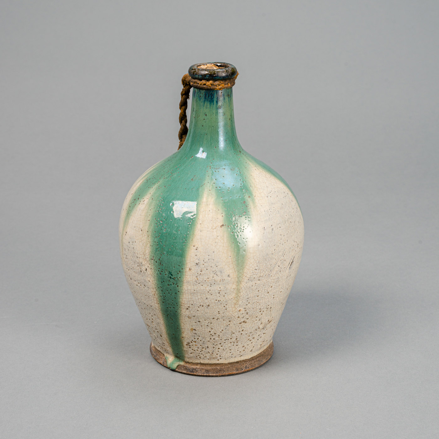 <b>A CREME-GLAZED AND GREEN-SPLASHED SAKE BOTTLE</b>