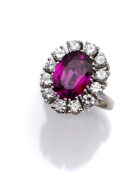 <b>A FINE AND RARE PURPLE RED SAPPHIRE AND DIAMOND RING</b>
