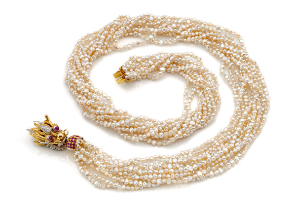 <b>A PEARL NECKLACE WITH DRAGON CLASP</b>
