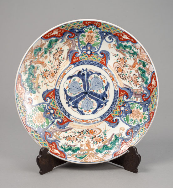 <b>AN IMARI PORCELAIN CHARGER</b>